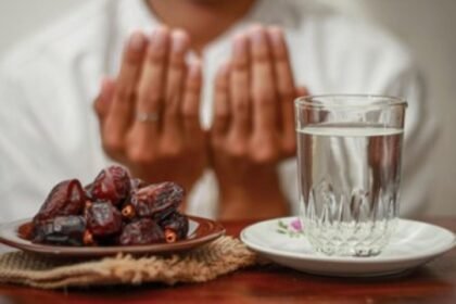 Ilustrasi berdoa menjelang berbuka puasa Ramadan.