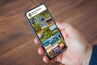 Ilustrasi orang sedang melihat Instagram.