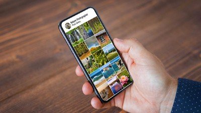 Ilustrasi orang sedang melihat Instagram.