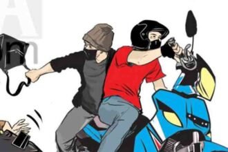 Ilustrasi jambret beraksi dengan mengendarai sepeda motor.