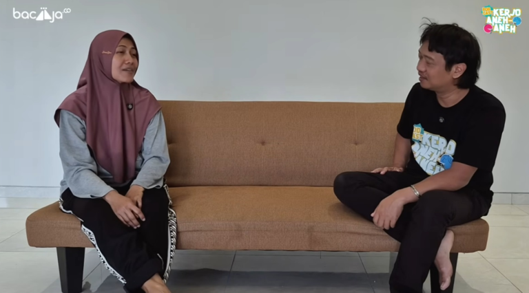 Penyedia jasa bersih-bersih rumah via aplikasi 'rewangono', Dwi Wulandari, punya segudang cerita.