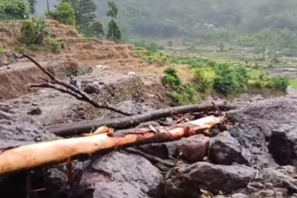 Akses jalan menuju Desa Tempur, Kecamatan Keling, kabupaten Jepara, Jateng, tertutup material longsor, Sabtu (10/1/2026).