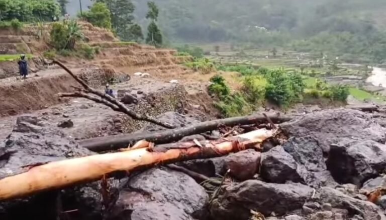 Akses jalan menuju Desa Tempur, Kecamatan Keling, kabupaten Jepara, Jateng, tertutup material longsor, Sabtu (10/1/2026).