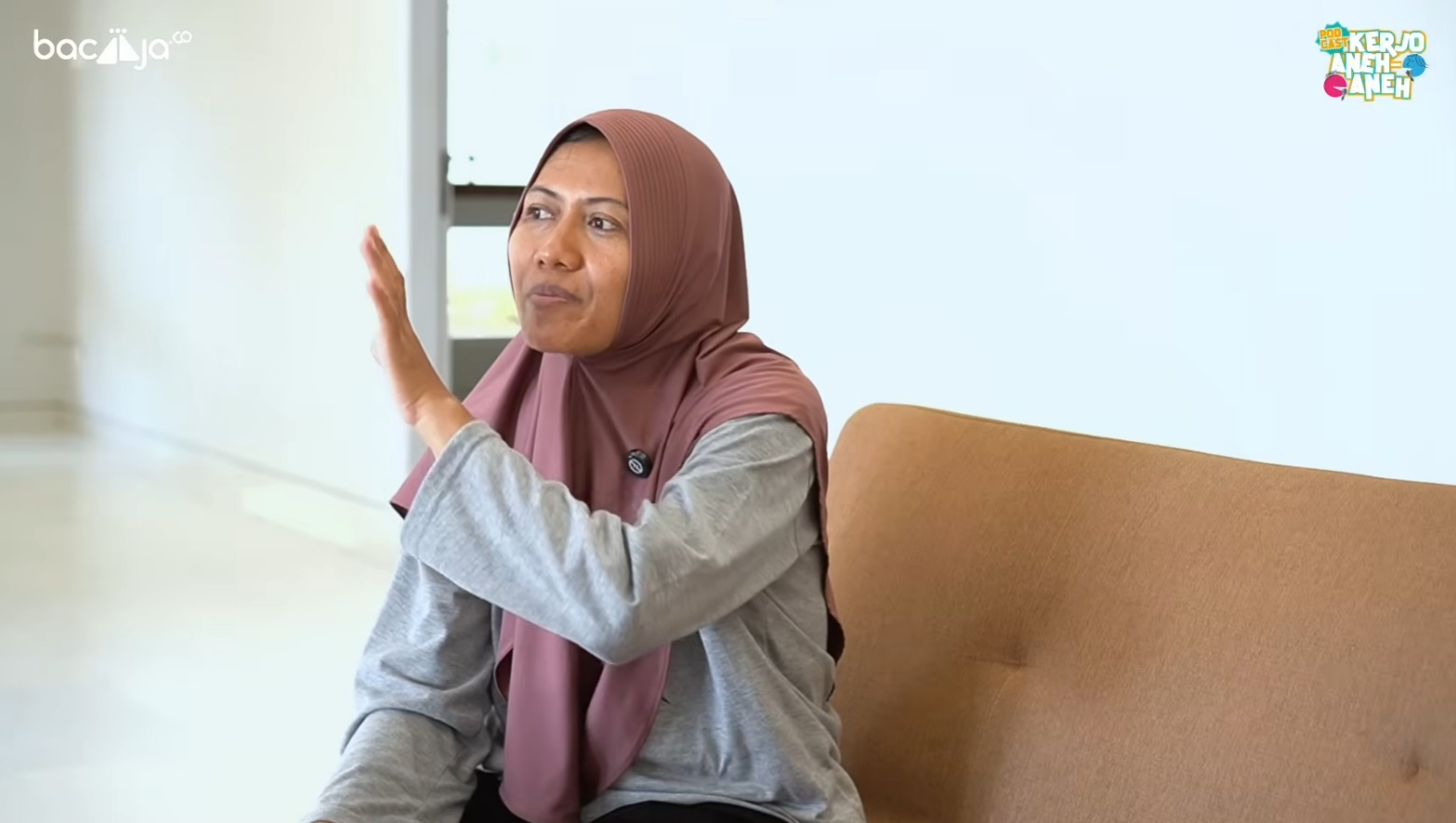 Penyedia jasa bersih-bersih rumah via aplikasi 'rewangono', Dwi Wulandari, punya segudang cerita.