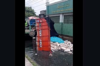Truk beras nyungsep di sungai, di Genuk, Semarang.