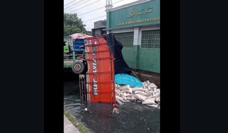 Truk beras nyungsep di sungai, di Genuk, Semarang.