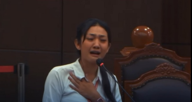 Tangis Eva Pasaribu pecah di MK, saat menjadi saksi penggugat UU TNI. Eva adalah anak wartawan, ayahnya tewas dibakar karena berita.
