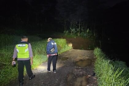 Petugas ngecek kondisi tanah longsor yang memutus akses jalan antardesa di Kecamatan Gemawang, Kabupaten Temanggung, Jumat (2/1/2026) malam.