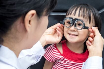 Ilustrasi anak-anak menjalani pemeriksaan mata.