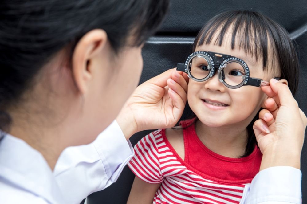 Ilustrasi anak-anak menjalani pemeriksaan mata.