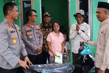 Kapolres Metro Depok Kombes Pol Abdul Waras datangi rumah penjual es gabus, Suderajat alias Ajat, ngasih motor dan modal. Ajat viral setelah dianiaya aparat yang menudingnya menjual pangan berbahaya.