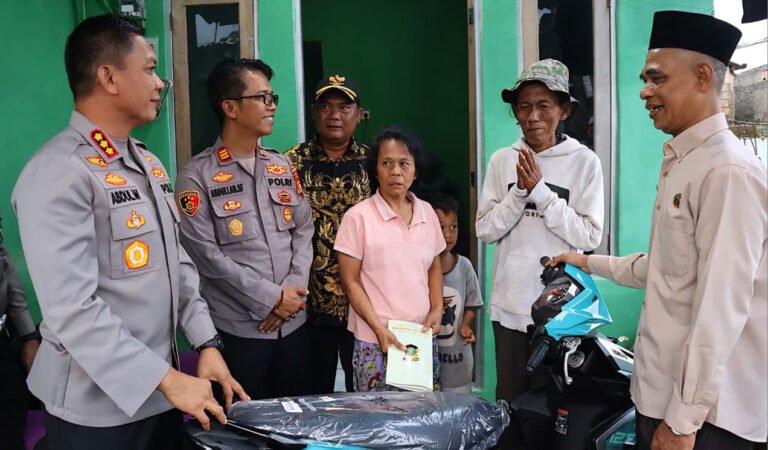 Kapolres Metro Depok Kombes Pol Abdul Waras datangi rumah penjual es gabus, Suderajat alias Ajat, ngasih motor dan modal. Ajat viral setelah dianiaya aparat yang menudingnya menjual pangan berbahaya.