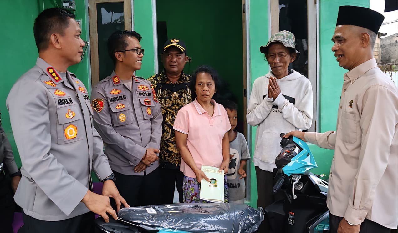 Kapolres Metro Depok Kombes Pol Abdul Waras datangi rumah penjual es gabus, Suderajat alias Ajat, ngasih motor dan modal. Ajat viral setelah dianiaya aparat yang menudingnya menjual pangan berbahaya.