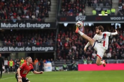 Aksi ikonik penyerang sayap PSG Khvicha Kvaratskhelia. Aksi terbang ini diproyeksikan jadi logo baru Ligue 1.