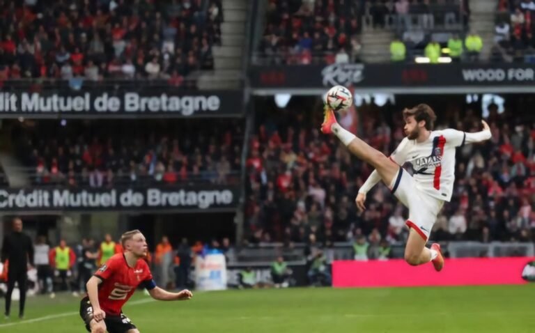 Aksi ikonik penyerang sayap PSG Khvicha Kvaratskhelia. Aksi terbang ini diproyeksikan jadi logo baru Ligue 1.