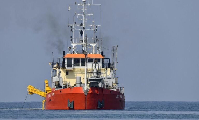 Ilustrasi kapal keruk.