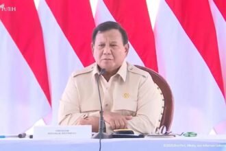 Presiden RI, Prabowo Subianto saat rapat bersama dengan menteri dan kepala lembaga usai meninjau pembangunan huntara di Aceh Tamiang, Aceh, Kamis (1/1/2026).(Tangkapan layar YouTube Sekretariat Presiden)