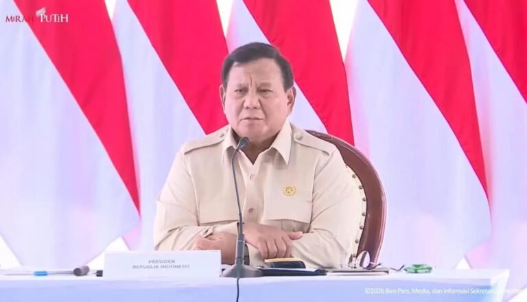 Presiden RI, Prabowo Subianto saat rapat bersama dengan menteri dan kepala lembaga usai meninjau pembangunan huntara di Aceh Tamiang, Aceh, Kamis (1/1/2026).(Tangkapan layar YouTube Sekretariat Presiden)