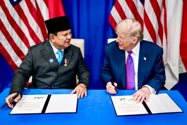 Presiden Prabowo Subianto dan Presiden Donald Trump menandatangani Agreement on Reciprocal Trade (ART) di Washington, D.C, pada Jumat (20/2/2026). (Kemenko Perekonomian)