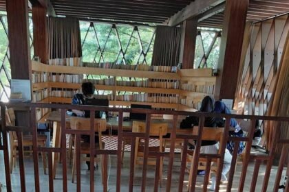 Pengunjung sedang membaca buku di Warak Kayu, Rabu (25/2/2026). (dul)