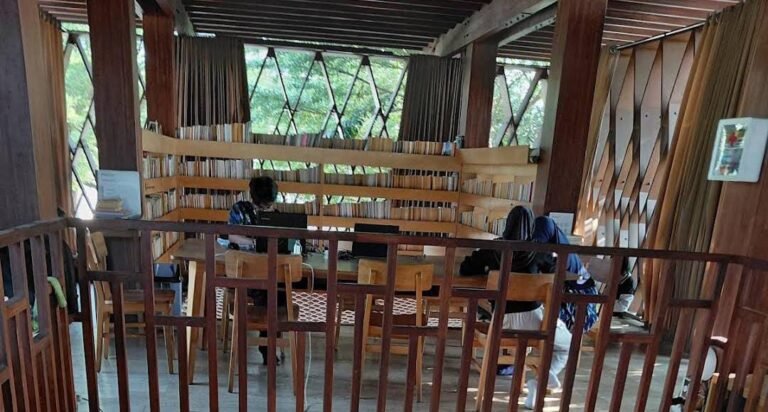 Pengunjung sedang membaca buku di Warak Kayu, Rabu (25/2/2026). (dul)