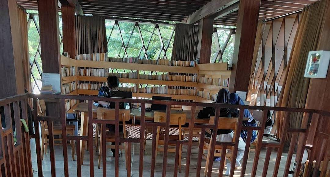 Pengunjung sedang membaca buku di Warak Kayu, Rabu (25/2/2026). (dul)