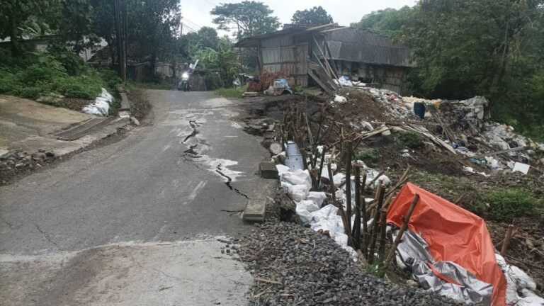 Sejumlah bambu ditanam warga untuk menyangga jembatan akses keluar-masuk dari dan ke Deliksari, Rabu (11/02/2026).
