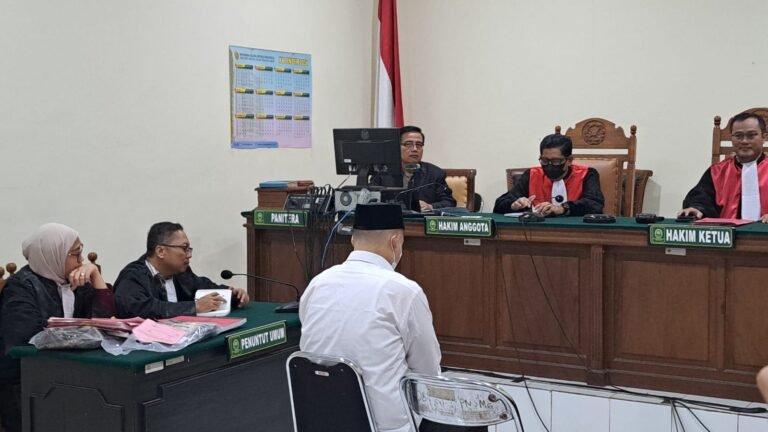 Chiko Radityatama Agung Putra (kemeja putih) ikut sidang pembacaan putusan di PN Semarang, Kamis (26/2/2026). (bae)