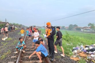 Petugas KAI Daop IV sedang mengimbau masyarakat agar jangan ngabuburit di sekitar rel. (ist)