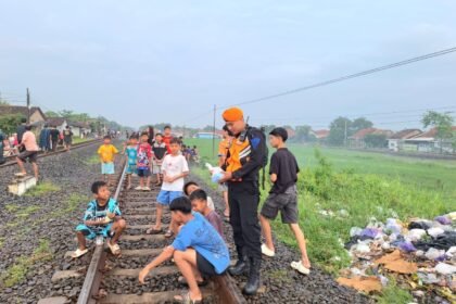 Petugas KAI Daop IV sedang mengimbau masyarakat agar jangan ngabuburit di sekitar rel. (ist)