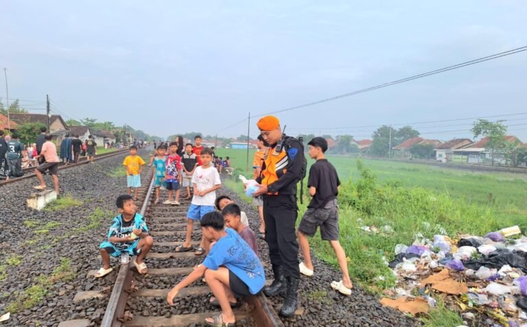 Petugas KAI Daop IV sedang mengimbau masyarakat agar jangan ngabuburit di sekitar rel. (ist)