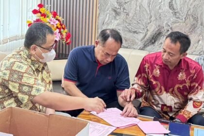 Tersangka kasus kematian dosen Untag, AKBP Basuki (baju biru) diperiksa di kejaksaan, Jumat (13/2/2026). (ist)