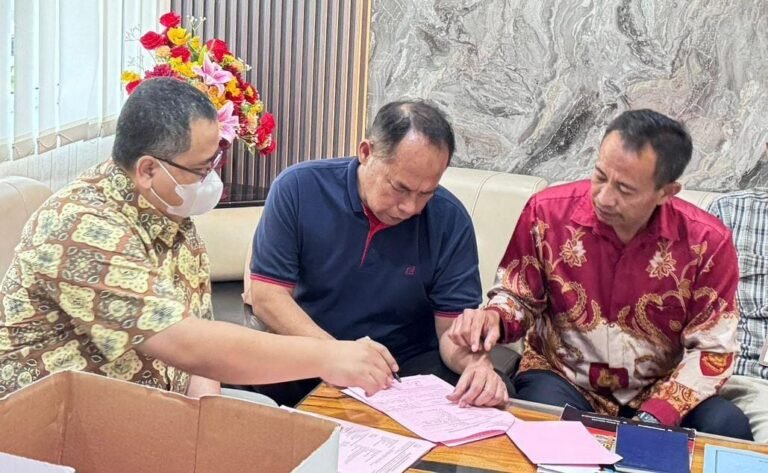 Tersangka kasus kematian dosen Untag, AKBP Basuki (baju biru) diperiksa di kejaksaan, Jumat (13/2/2026). (ist)