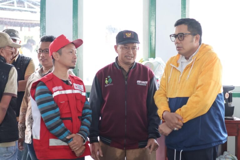 Wakil Ketua DPRD Jateng M Saleh (kanan), meminta pemerintah dan pihak terkait memperkuat mitigasi bencana.