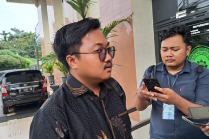 Kuasa hukum korban, Bagas Wahyu Jati mengulik surat perdamaian kasus Chiko usai memantau sidang, Kamis (26/2/2026). (bae)