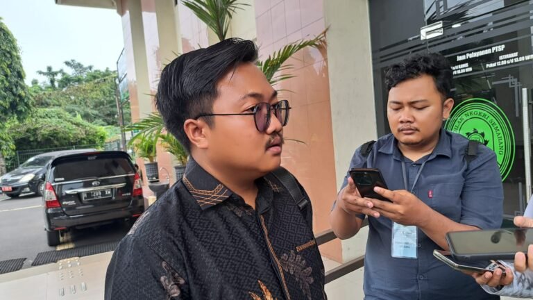 Kuasa hukum korban, Bagas Wahyu Jati mengulik surat perdamaian kasus Chiko usai memantau sidang, Kamis (26/2/2026). (bae)