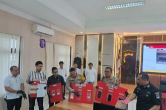 Kapolrestabes Semarang Kombes Pol Syahuddi dan jajarannya menunjukkan aneka barang bukti terkait insiden lakalantas Bus PO Cahaya Trans, di Mapolrestabes Semarang, Rabu (18/2/2026). Foto: Eka Setiawan