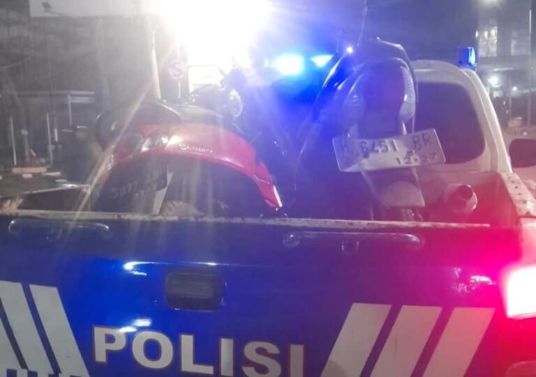 Dua sepeda motor yang mengalami lakalantas dibawa mobil Satlantas Polrestabes Semarang, Kamis (19/2/2026) dini hari. Foto: Instagram @relawangabungansemarang
