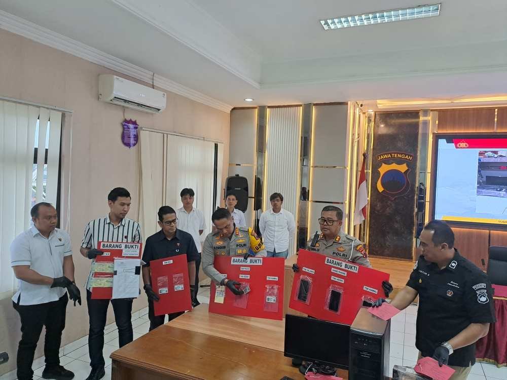 Kapolrestabes Semarang Kombes Pol Syahuddi dan jajarannya menunjukkan aneka barang bukti terkait insiden lakalantas Bus PO Cahaya Trans, di Mapolrestabes Semarang, Rabu (18/2/2026). Foto: Eka Setiawan