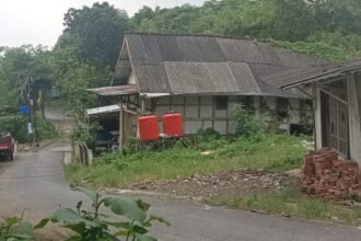 Rumah warga Deliksari, Gunungpati, Semarang, terlihat sudah miring dan beberapa mengalami tembok retak, Rabu (11/02/2026). (dul)