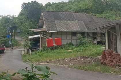 Rumah warga Deliksari, Gunungpati, Semarang, terlihat sudah miring dan beberapa mengalami tembok retak, Rabu (11/02/2026). (dul)