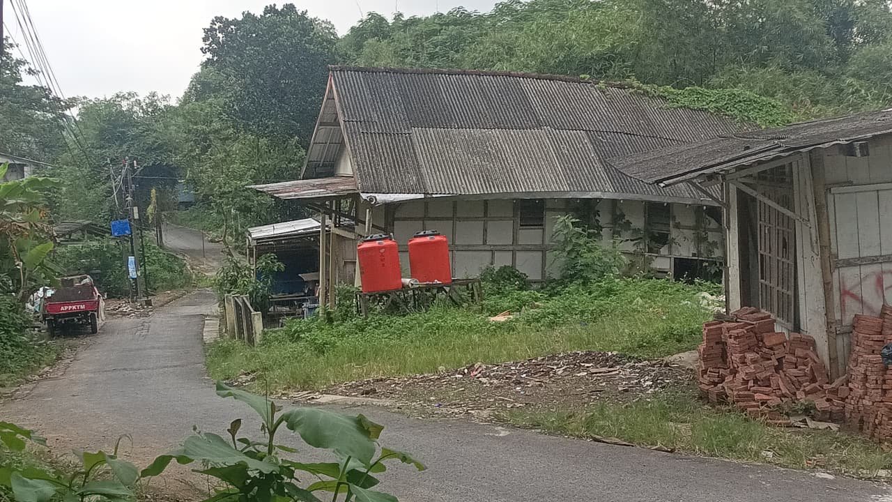 Rumah warga Deliksari, Gunungpati, Semarang, terlihat sudah miring dan beberapa mengalami tembok retak, Rabu (11/02/2026). (dul)
