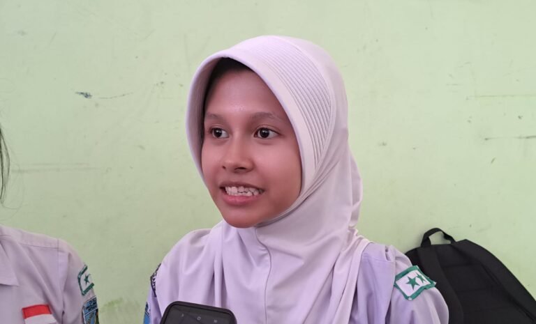 Siswa SMAN 6 Semarang, Khansareta Prayunita menjelaskan kesannya ikut Meet & Greet Densus di sekolahnya, Selasa (10/2/2026). (bae)