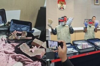 Petugas KPK memamerkan 5 koper uang yang disita dari 'safe house' Bea Cukai di Jakarta Pusat.