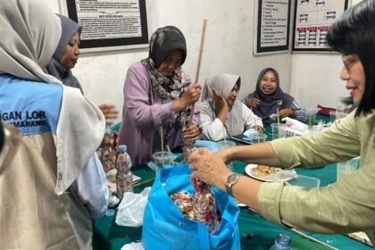 Mahasiswa KKN Upgris mengajak ibu-ibu Kelurahan Pedurungan Lor, Kecamatan Pedurungan, Kota Semarang, mengolah sampah plastik menjadi ecobrick.