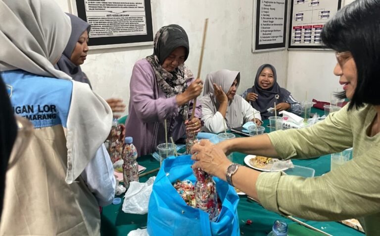 Mahasiswa KKN Upgris mengajak ibu-ibu Kelurahan Pedurungan Lor, Kecamatan Pedurungan, Kota Semarang, mengolah sampah plastik menjadi ecobrick.