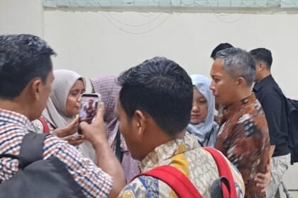 Awaluddin (batik cokelat) menangis saat dihampiri keluarganya usai sidang vonis di pengadilan, Rabu (11/2/2026). (bae)
