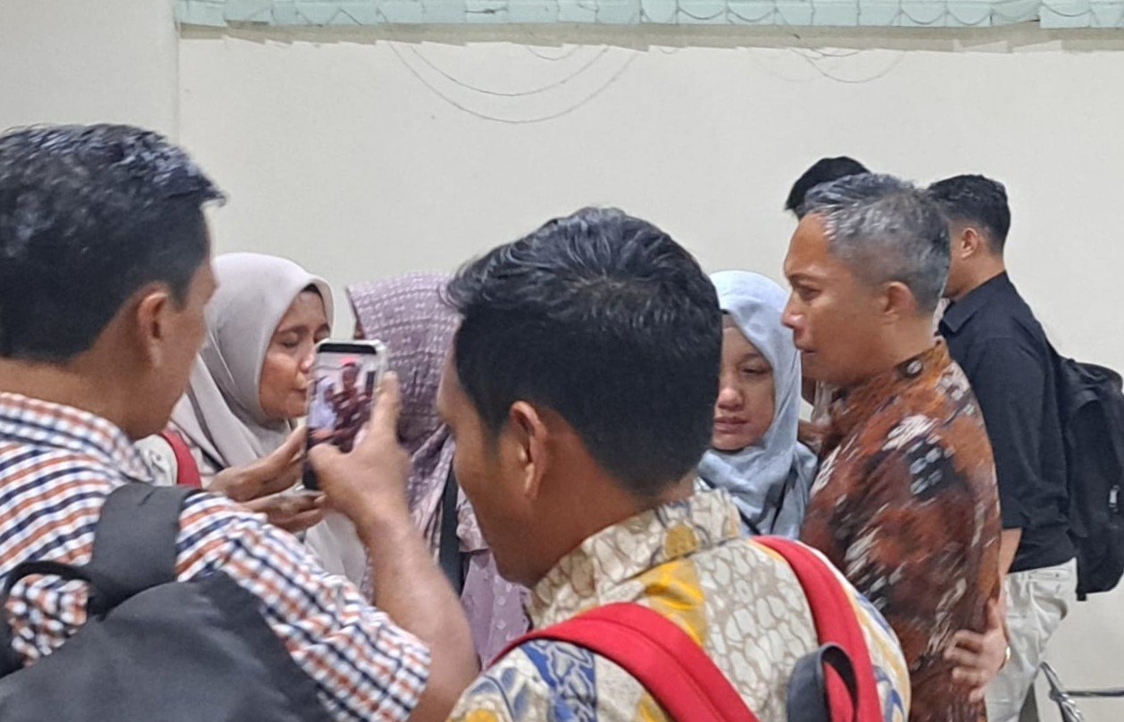 Awaluddin (batik cokelat) menangis saat dihampiri keluarganya usai sidang vonis di pengadilan, Rabu (11/2/2026). (bae)