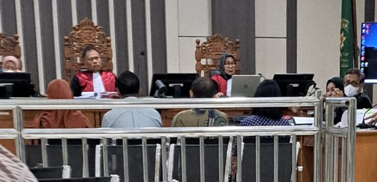 Mantan Bupati Purworejo, Agus Bastian (batik hijau) dan tiga orang lain bersaksi di sidang korupsi BPR Purworejo, Selasa (10/2/2026). (bae)