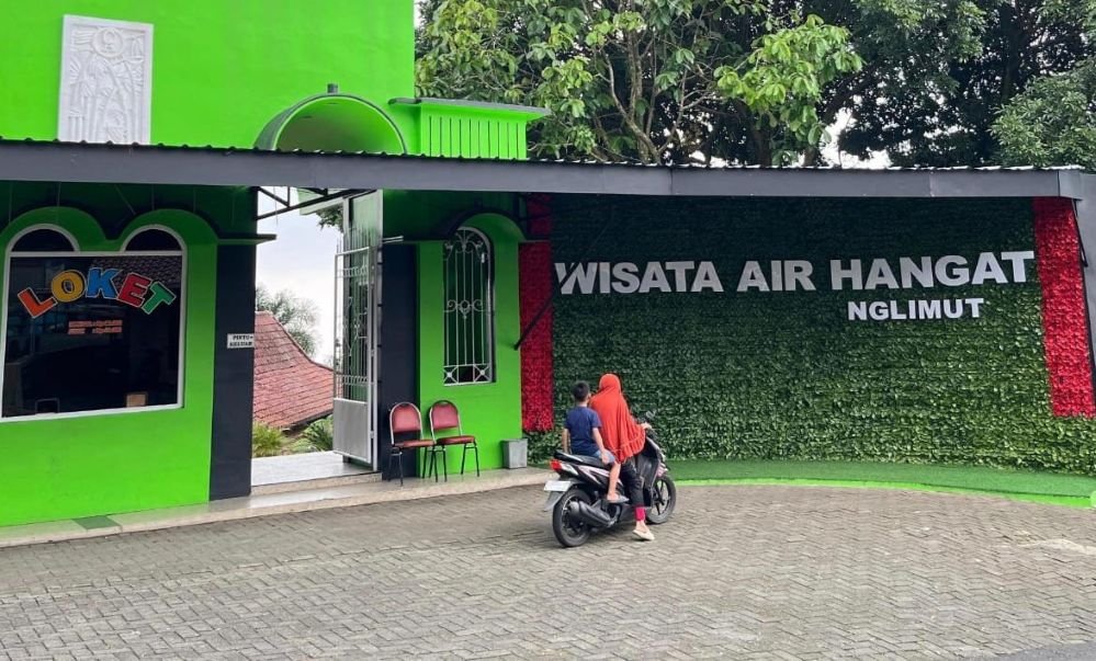 Pengendara motor berhenti di depan pintu masuk wisata air hangat Nglimut, Rabu (14/22026). (dul)